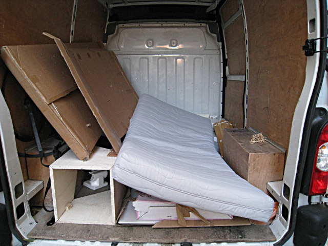 Nous déchargeons la camionnette