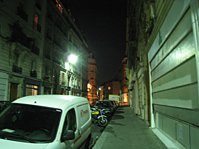 Sans logement pour ce soir, Emmanuelle et moi sortons pour essayer de trouver un hôtel