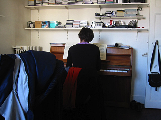 E B joue du piano