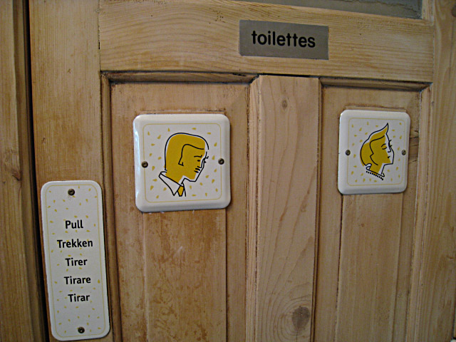 Je vais aux toilettes