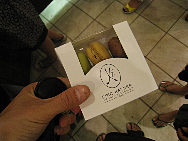 Nous achetons des macarons pour les enfants