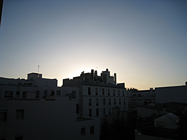Je regarde par la fenêtre