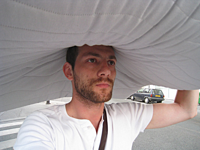 Je porte le matelas sur ma tête
