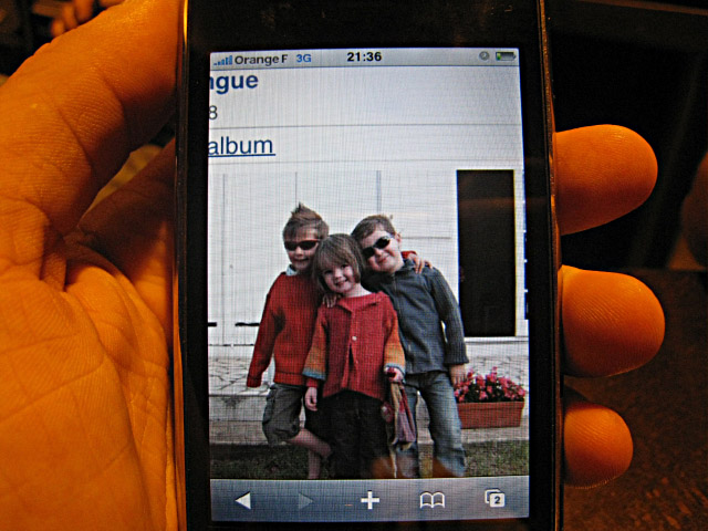 Emmanuelle me montre une photo de ses enfants