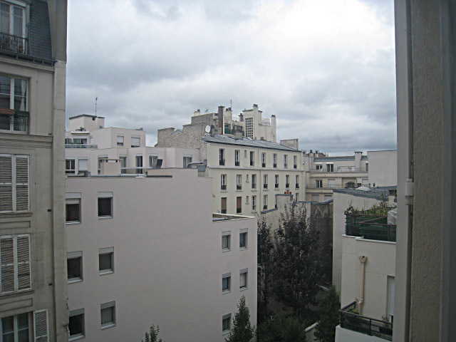 Je regarde par la fenêtre