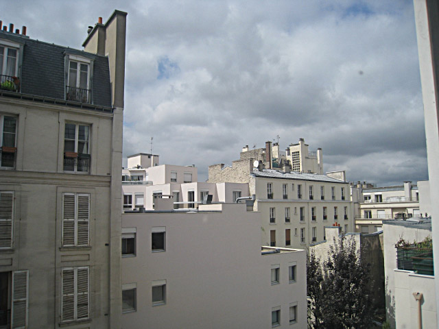 Je regarde par la fenêtre