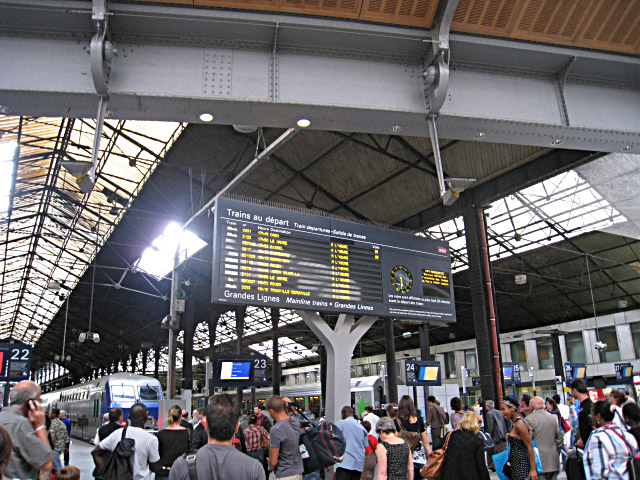 J'attends que la voie de mon train soit affichée