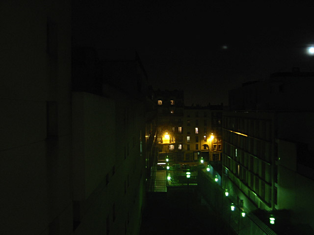 Je regarde à la fenêtre