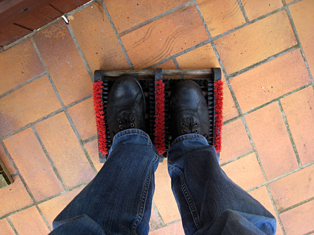 Je retourne dans la maison. Je m'essuie les pieds