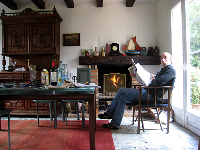 Thomas lit son journal