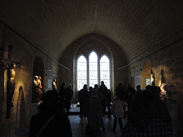 Une salle avec des statues