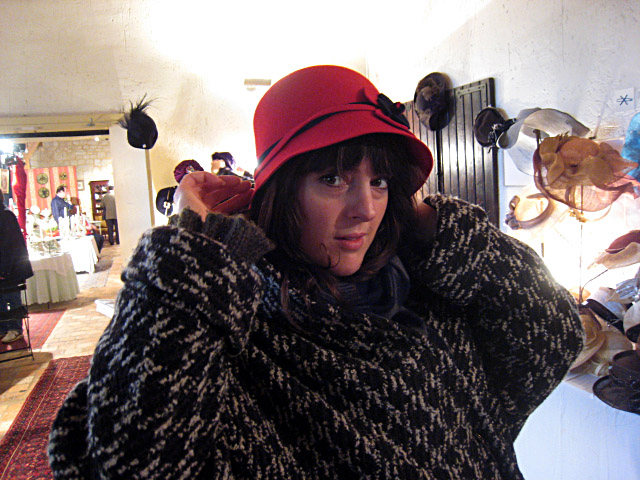 Marjolaine essaye des chapeaux