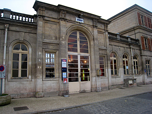 Nous arrivons à la gare de Orry la Ville. Le train est dans deux minutes. Nous courons