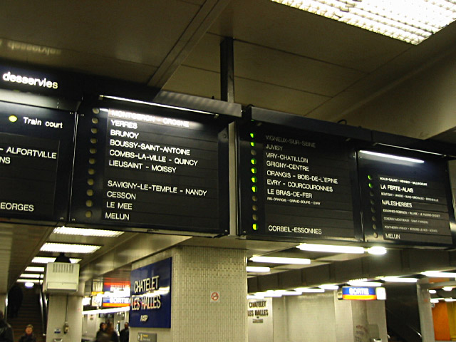 J'ai rendez-vous avec Edouard sur le quai du RER à Chatelet mais il est pas encore là. Nous devons aller rencontrer un certain M. T dont le chien intéresse Edouard