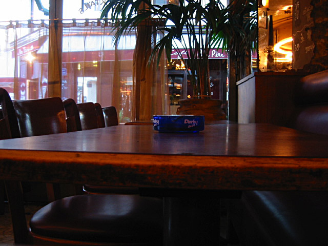Nous nous installons dans un bar pour boire un café