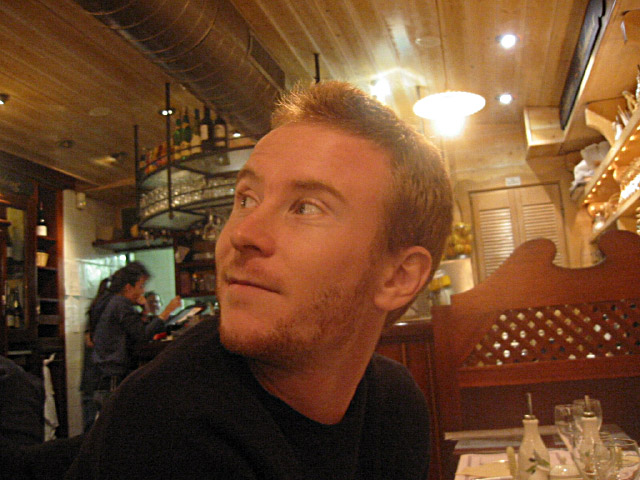 Xavier nous rejoint dans un bar de la rue Montorgueil