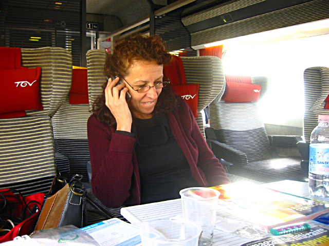 Anne-Marie au téléphone