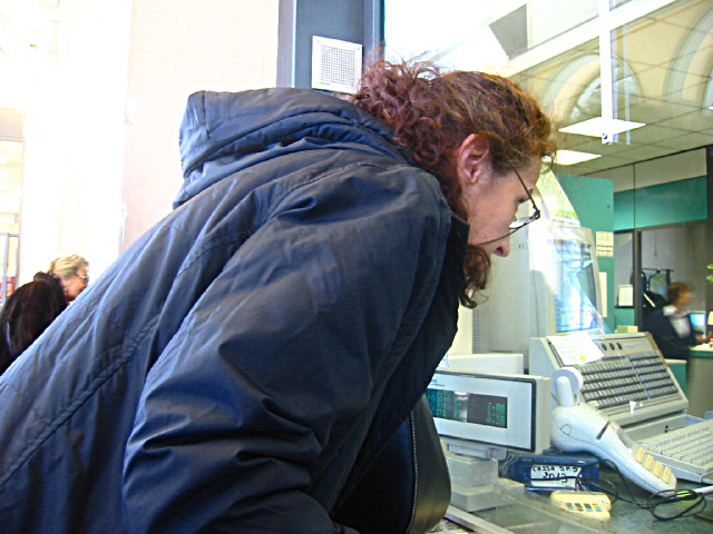 Anne-Marie se charge de parler avec le guichetier
