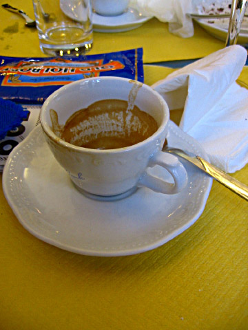 Je bois un café