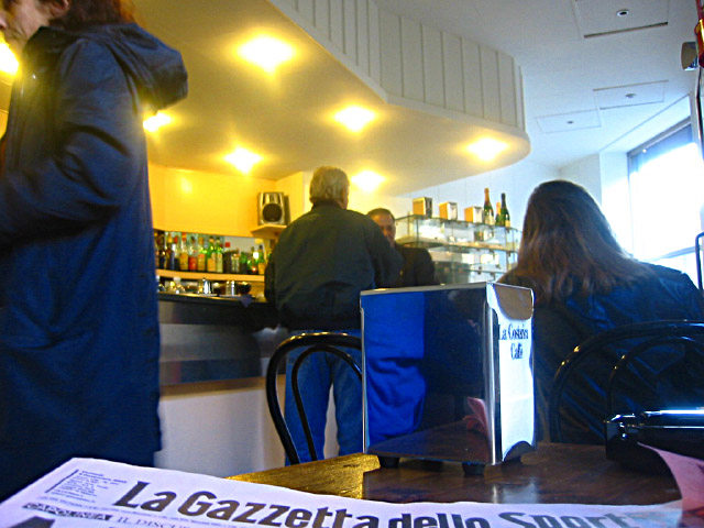 Nous faisons une pause dans un bar