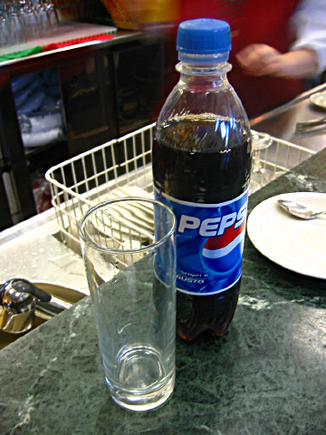 Nous buvons un verre en attendant notre train