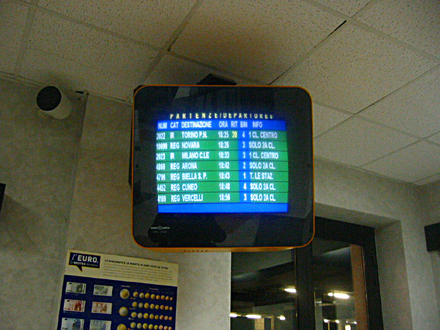 Nous guettons les horaires du prochain train pour Biella