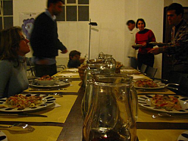 Nous nous mettons à table