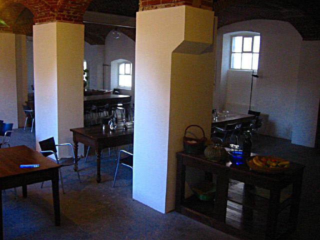 Je descends dans la grande salle