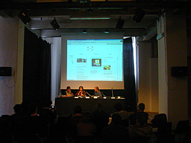 La conférence continue avec d'autres intervenants