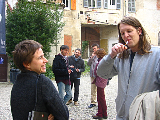 Je fume une cigarette dans la cour