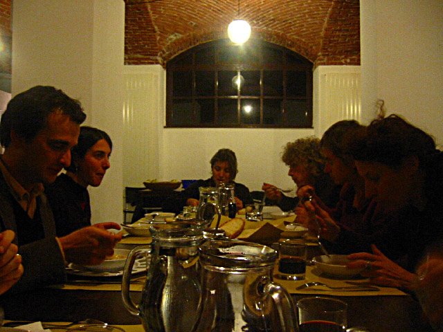 Nous passons à table