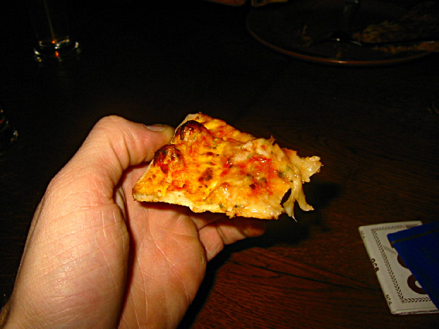 Je mange un morceau de pizza