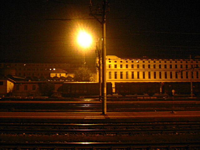 Je fume une cigarette sur le quai avant que le train parte