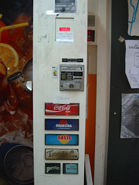 Je passe à la cafétéria prendre un coca