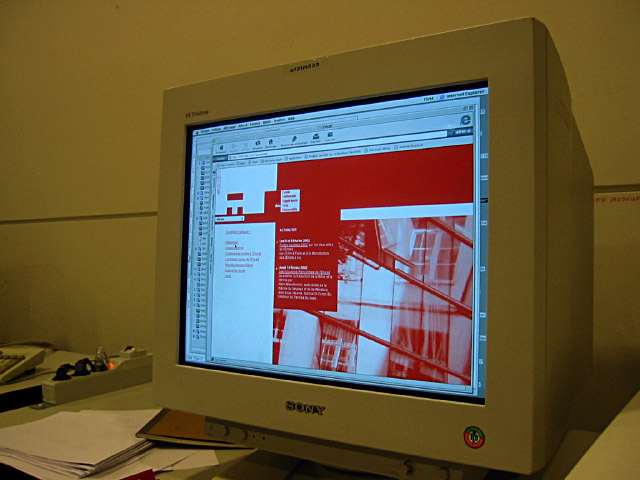 Je remarque le site de l'école sur un écran