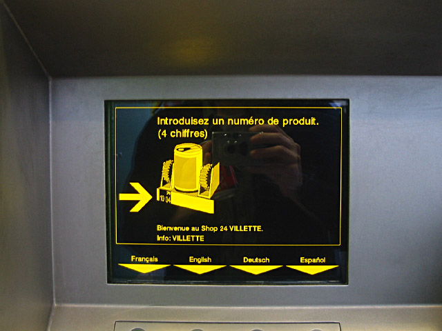 Je repars. Je prends un coca à un distributeur automatique