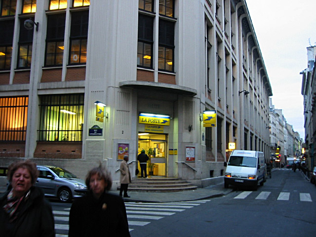 Je vais la Poste déposer mon chèque