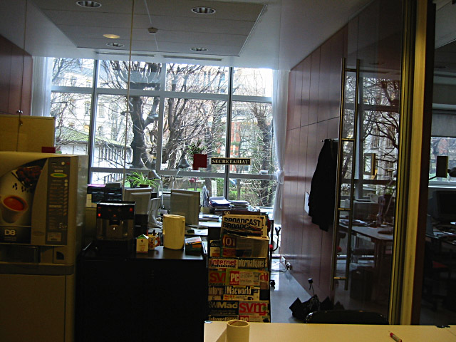 Nous montons au service informatique pour trouver un ordinateur