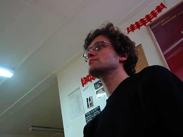 Olivier stresse beaucoup à l'idée de cette conférence. Il a peu dormi cette nuit