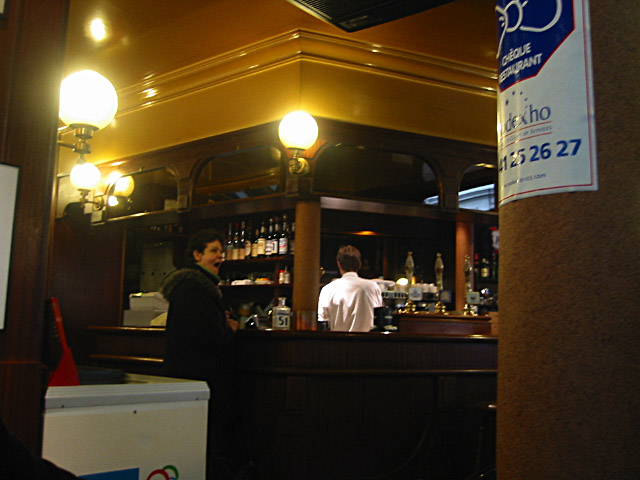 Nous retrouvons Olivier et Thibaut qui sont dans un bar à coté