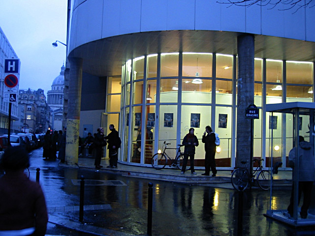 Tout le monde rentre chez soi. Je pense faire un dernier tour dans l'école
