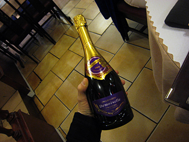 Aurore a apporté du champagne