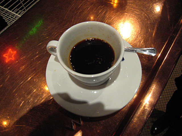 Je bois un café