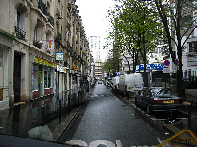 Nous arrivons mais il est très difficile de se garer