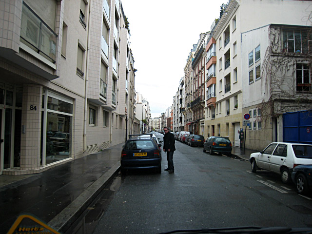 Nous trouvons finalement une place assez loin de l'appartement