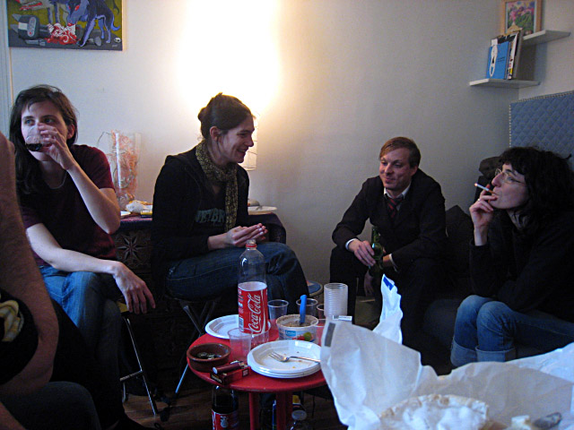 Nous faisons la connaissance de la nouvelle co-locataire d'E B