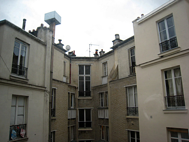 Je regarde à la fenêtre