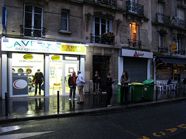 Les autres attendent que nous garions le camion