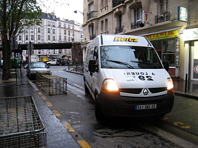 Nous trouvons une place juste en face de l'entrée de l'immeuble