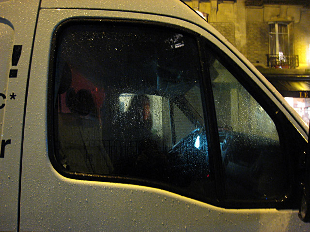 Nous ne pouvons pas laisser le camion ici. Nous partons chercher une place